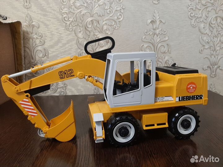 Экскаватор bruder колёсный