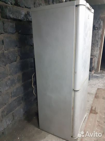 Холодильник indesit