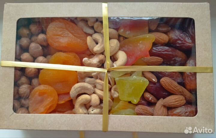 Подарочный набор орехов и сухофруктов