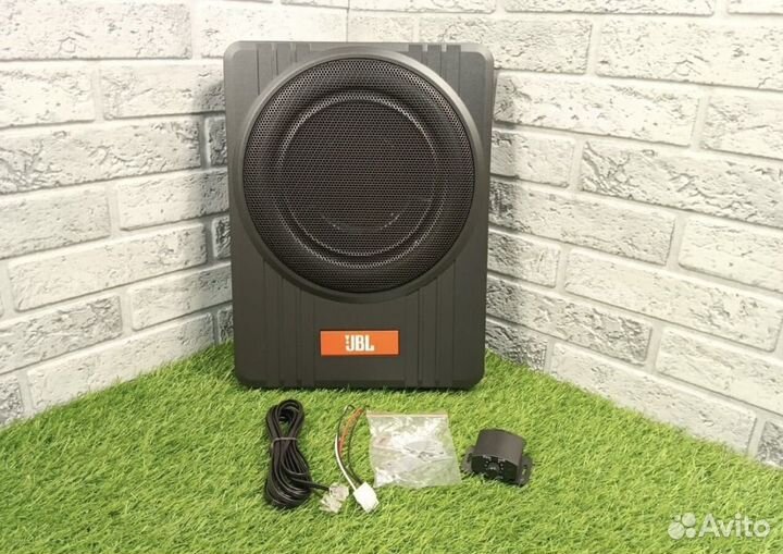 Активный сабвуфер JBL под сиденье