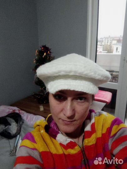 Вязанная шапка крючком дизайнерская кепка