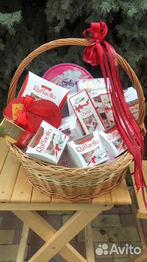 Корзина со сладостями и фрукты в стакане