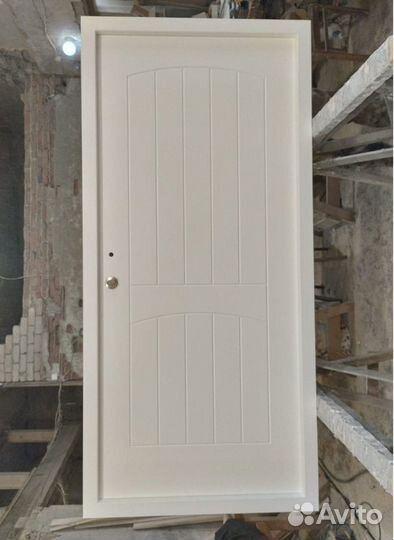 Входная дверь из массива дерева с коробом.С-М7