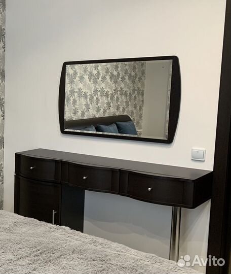 Туалетный столик с зеркалом