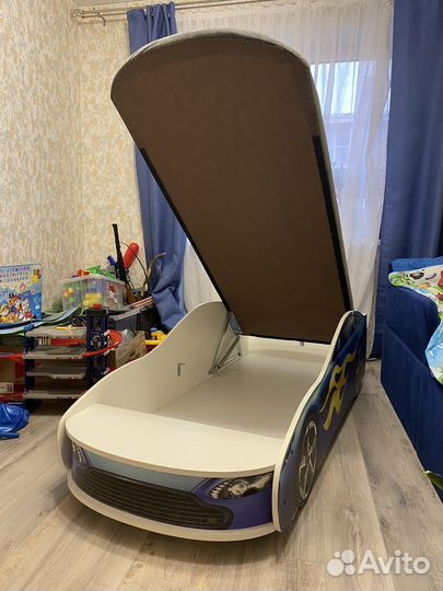 Детская кровать машина