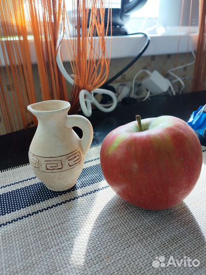 Декоративный керамический кувшинчик