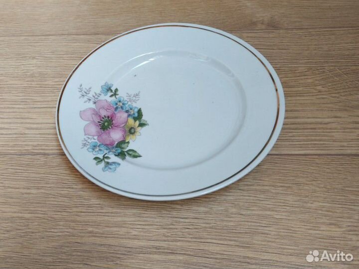 Тарелки и вилки