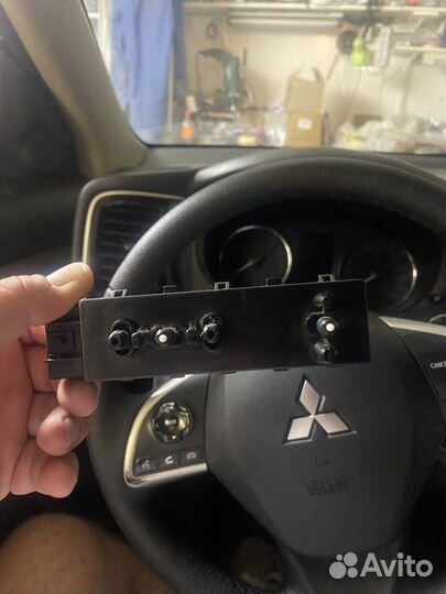 Регулятор сиденья переднего правого 6922А033