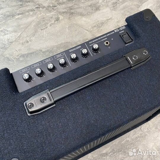 Комбоусилитель Roland KC-200
