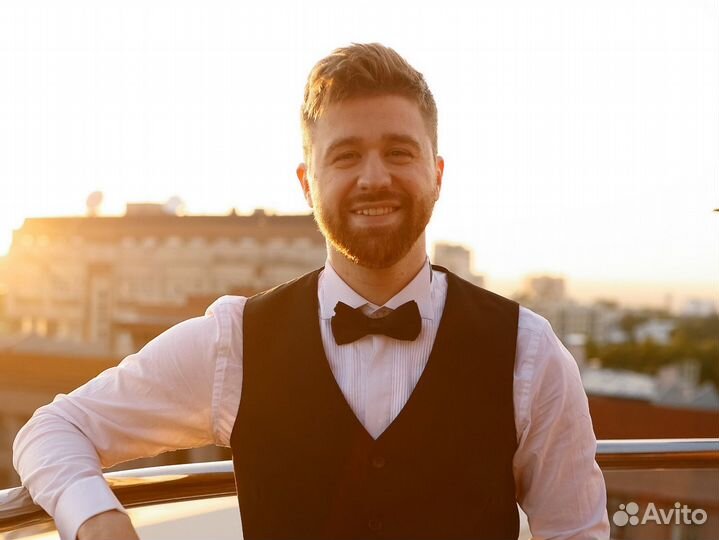 Ведущий Мероприятий И Диджей с Оборудованием