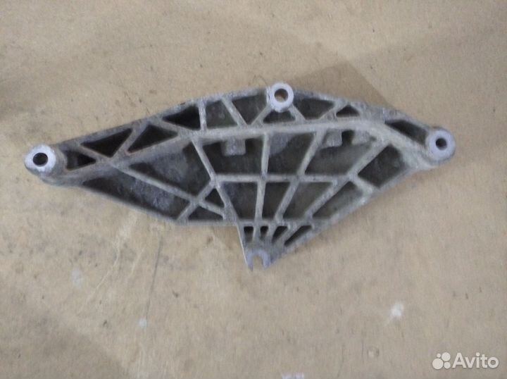 Кронштейн опоры двигателя Chevrolet Captiva C100
