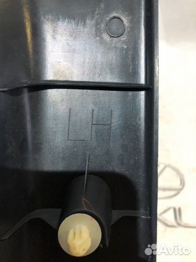 Обшивка багажника задняя левая Lexus Rx 350