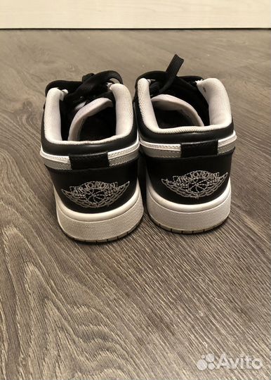 Кроссовки женские