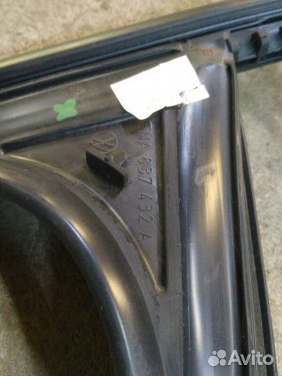 Уплотнитель стекла двери передний правый