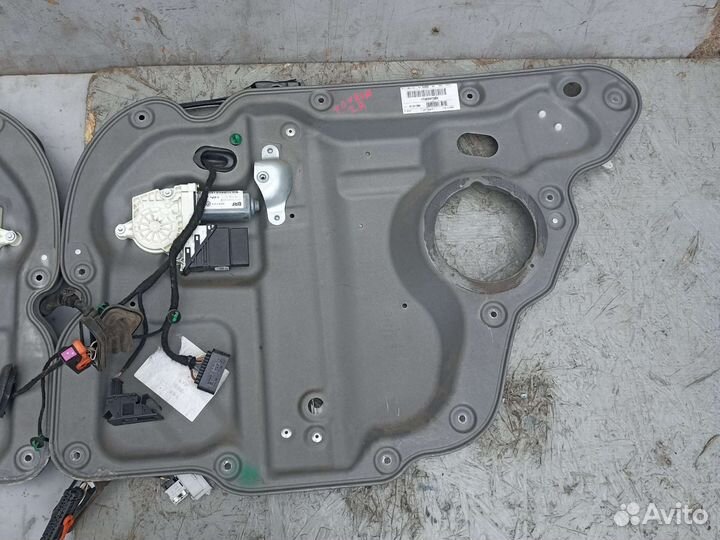 Фольксваген Туран 04г. Стеклоподъемник задний