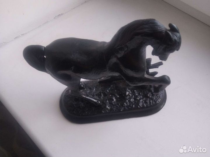 Чугунное литьё. Конь у плетени