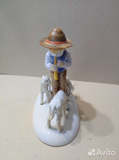 Фарфоровая статуэтка