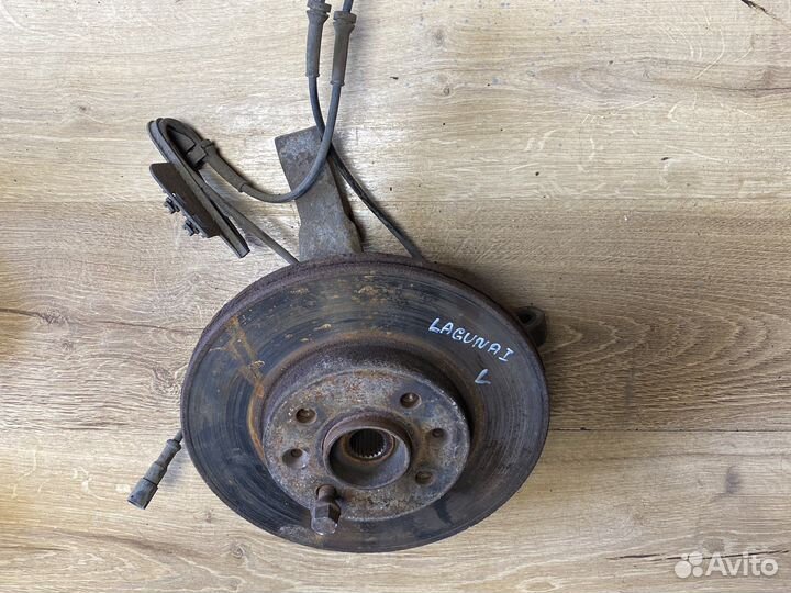Renault laguna 1 передняя левая ступица