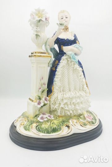 Фарфоровая статуэтка Девушка в саду, подарок