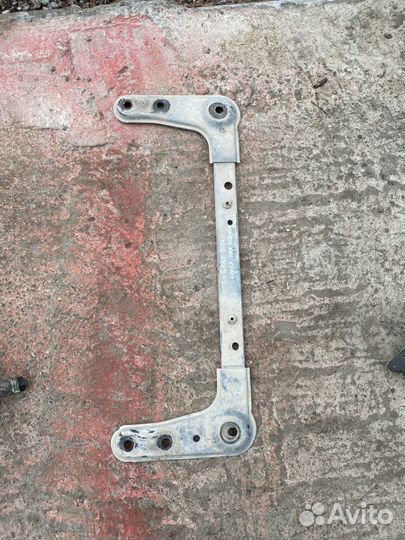 Крепление переднего подрамника Рено Меган 2