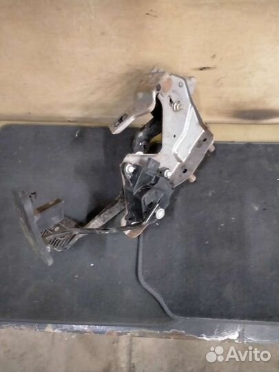 Тормозной суппорт передний ниссан нота е11