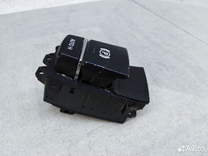 Кнопка стояночного тормоза