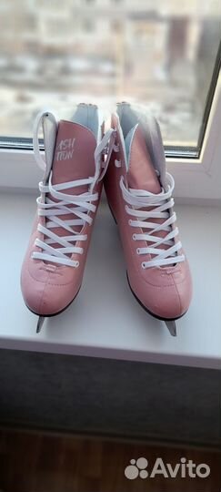 Коньки фигурные женские