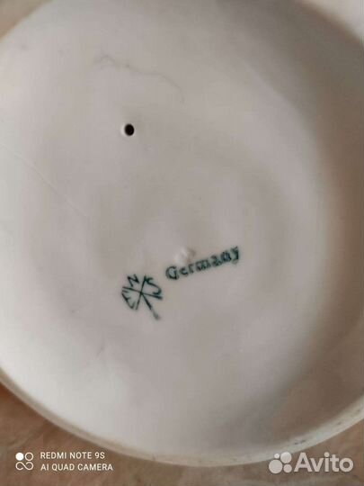 Статуэтка девочка с цыпленком. Фарфор. Германия