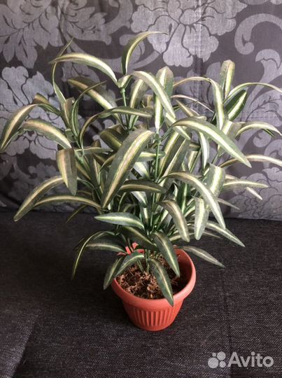 Искусственные цветы в горшке