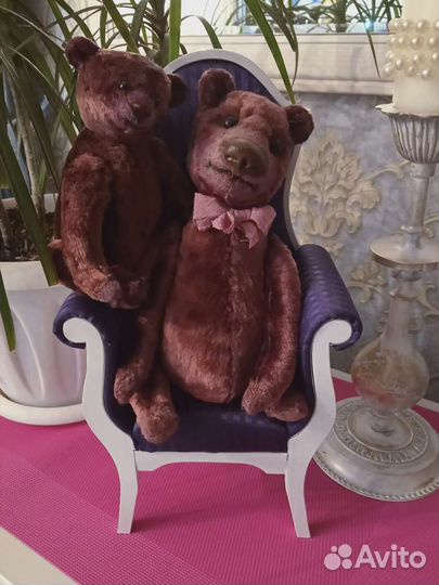 Медведи тедди на кресле