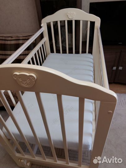 Детская кроватка с продольным маятником
