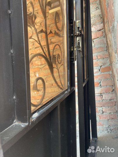 Дверь входная металлическая с зеркалом