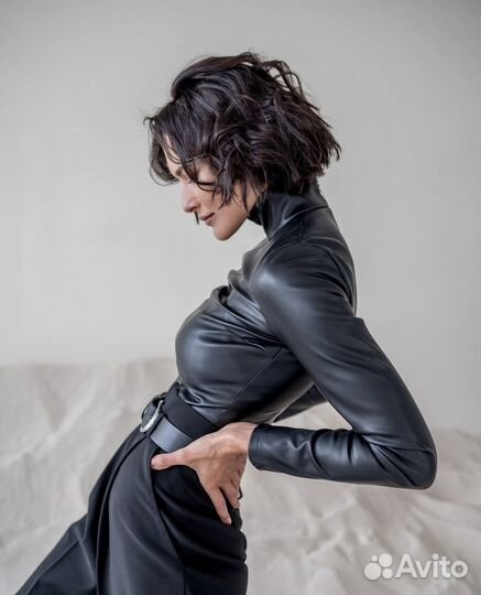 Эффектная кожаная водолазка