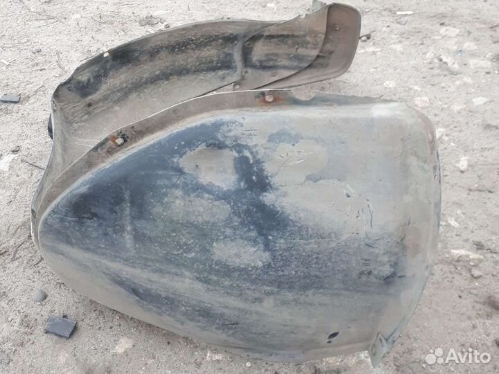 Правый передний подкрылок ауди 100 с3