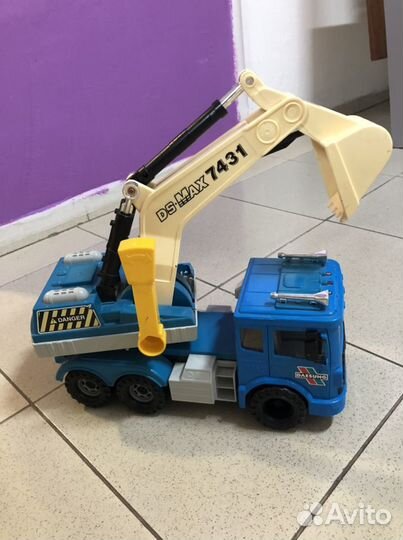 Экскаватор игрушечный