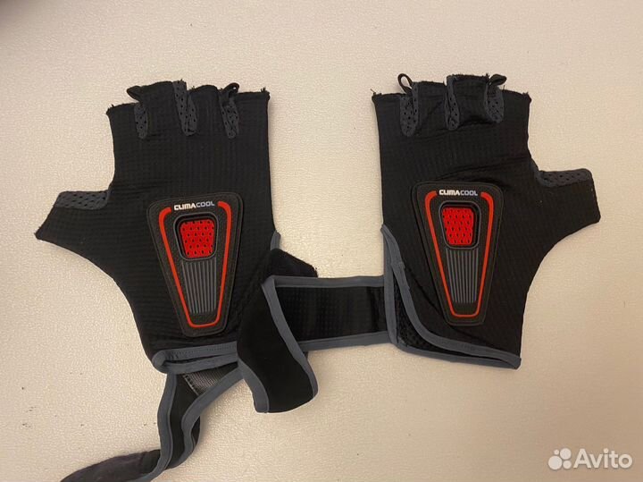 Спортивные перчатки