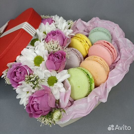 Коробка с цветами и макаронсами