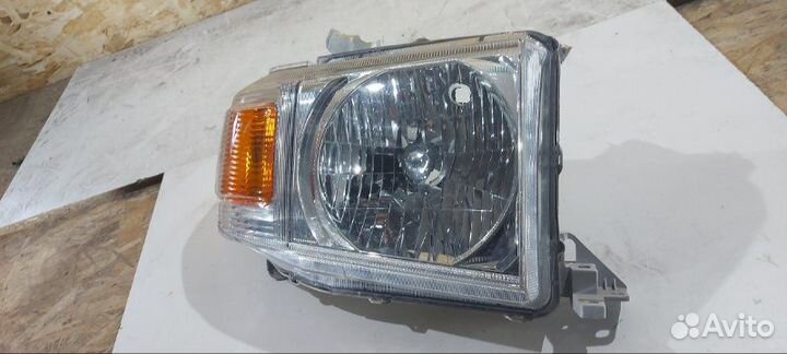 Фара галогеновая передняя правая Toyota Land