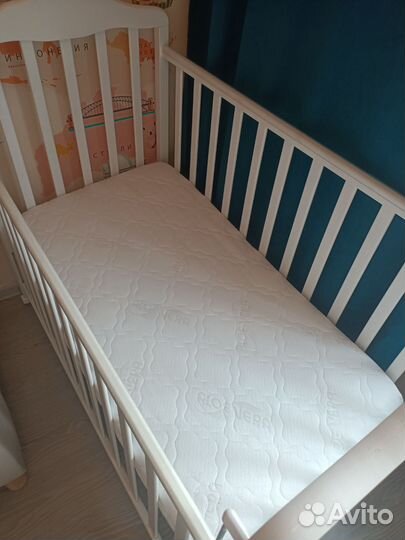 Кроватка детская с маятником