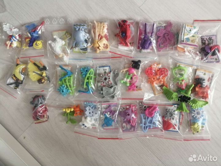 Киндер игрушки. 8 фото разных. цены разные