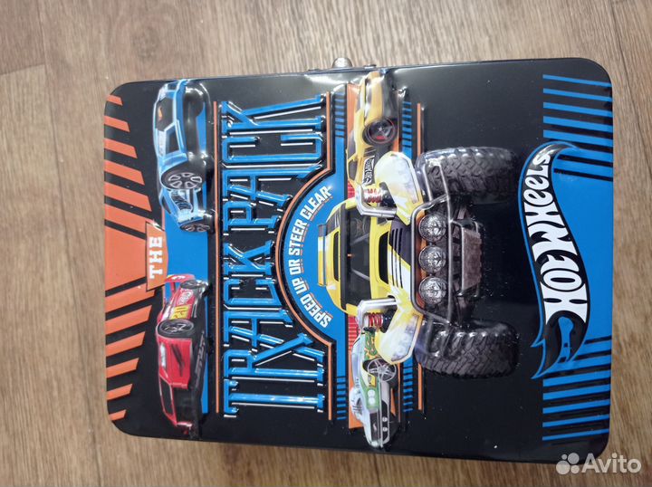 Hot wheels машинки 12 машин плюс Кейс на 18 машин