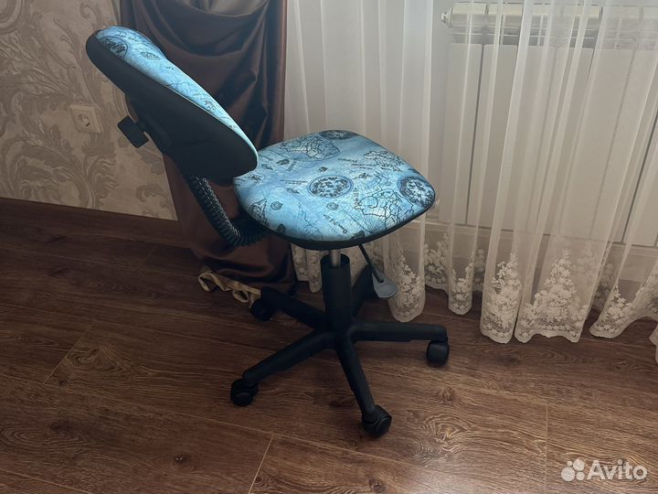 Стул на роликах