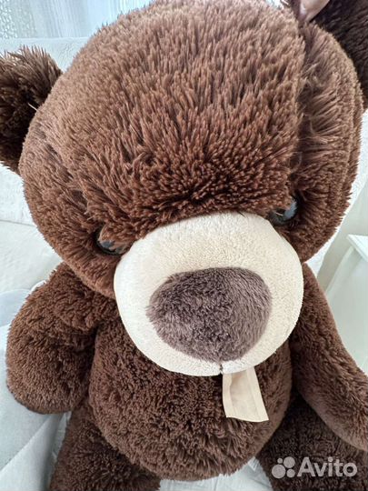 Большой плюшевый медведь