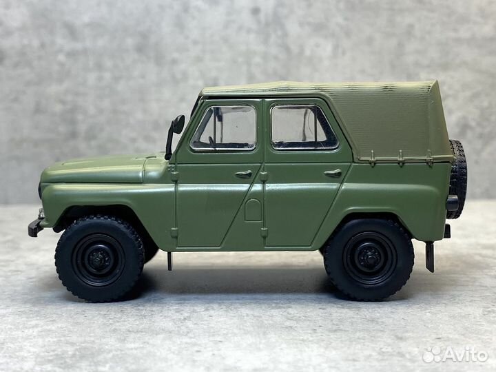 Коллекционная модель уаз-469Б хаки 1:43