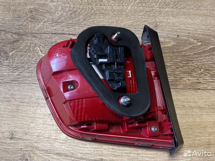 Volkswagen tiguan правый фонарь в крышку багажника