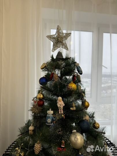 Заснеженна елка новая с игрушками