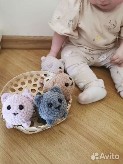 Вязаная игрушка котик ручной работы