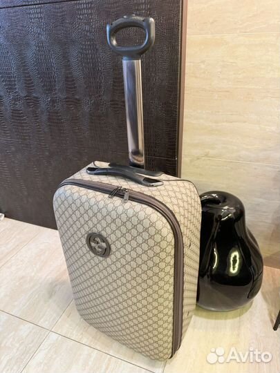 Чемодан на колесах ударопрочный