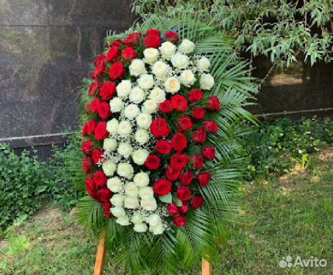 Из живых цветов венки траурные