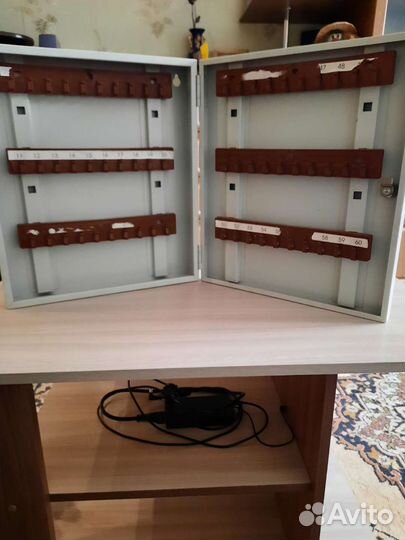 Металлическая ключница на 60 ключей